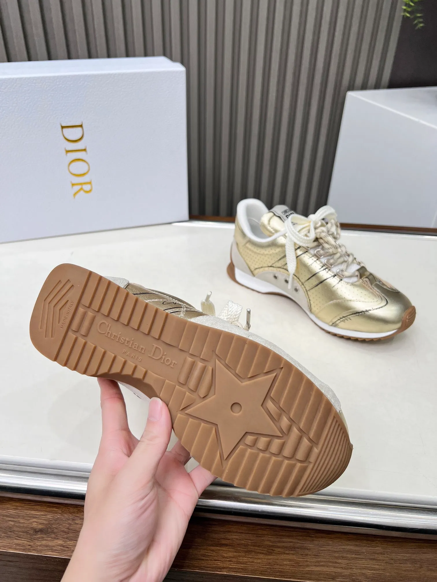 👟👟Ex-factory price 560👟👟 This D-Sketch sneaker is a new product of the 2025 spring and summer ready-to-wear series, highlighting the classic retro aesthetics. Crafted from gold-tone crinkled sheepskin and gold-toned laminated calfskin, it features a printed logo inspired by the shoe's production stages, as well as beige suede calfskin panels and double laces. Hand-written Christian Dior Paris signature on the side, Christian Dior Paris signature panels and plaques on the heel and tongue. Paired with two-tone slim rubber soles, they add a touch of couture to any casual look. Code number: 35~45 Color: black white gold silver